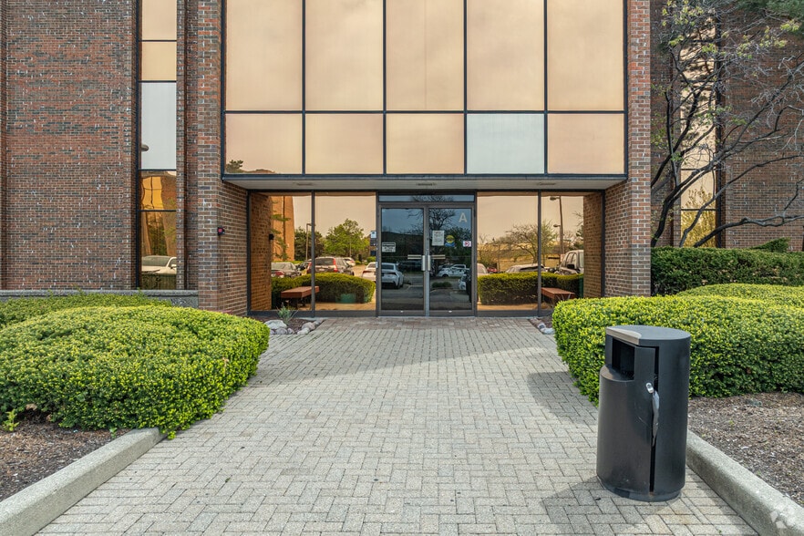 800 Roosevelt Rd, Glen Ellyn, IL à louer - Photo du bâtiment - Image 2 de 5