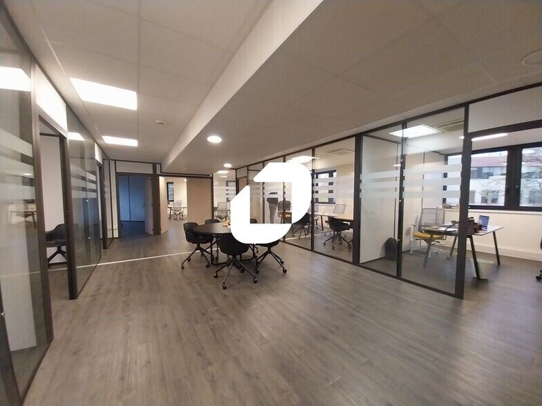 12 Rue Du Fort De Saint-Cyr, Montigny-le-Bretonneux à louer - Photo du bâtiment - Image 1 de 7