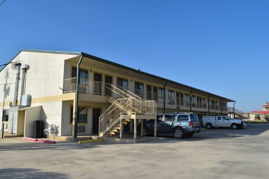 229 S Interstate 35, Pearsall, TX à vendre - Photo du bâtiment - Image 2 de 12
