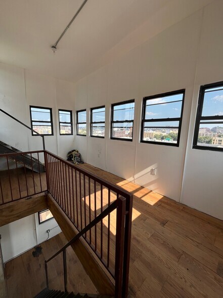 310 Meserole St, Brooklyn, NY à louer - Photo du bâtiment - Image 3 de 63