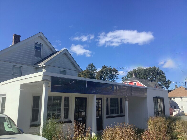 1359 Centre St, Newton, MA à louer - Photo du bâtiment - Image 1 de 15