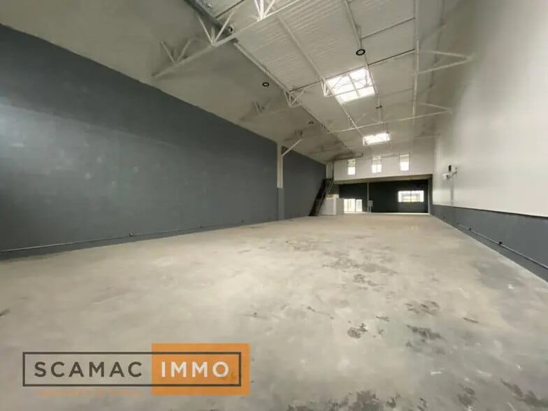 Industrial in Vaux-le-Pénil for lease - Interior Photo - Image 1 of 8