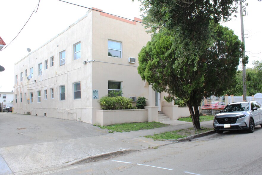 1628 SW 3rd St, Miami, FL à vendre - Photo du bâtiment - Image 2 de 9