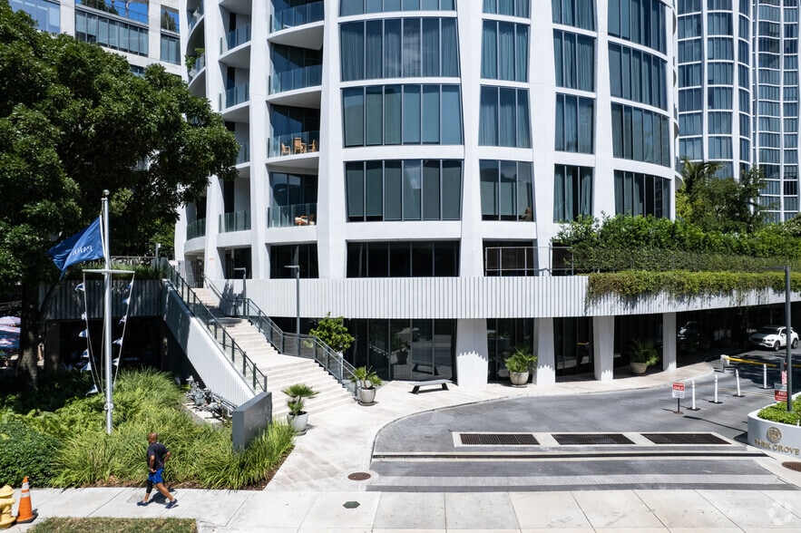 2811-2831 S Bayshore Dr, Miami, FL à vendre - Photo du bâtiment - Image 3 de 5