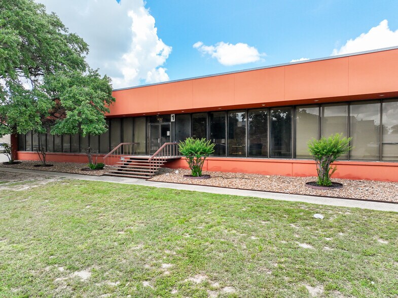 4267 Dividend Rd, San Antonio, TX à vendre - Photo du bâtiment - Image 3 de 14