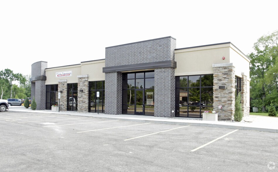 N79W14700 Appleton Ave, Menomonee Falls, WI à vendre - Photo du bâtiment - Image 2 de 3