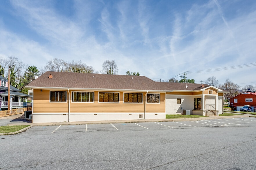 138 N Main St, Canton, NC à vendre - Photo du bâtiment - Image 2 de 35