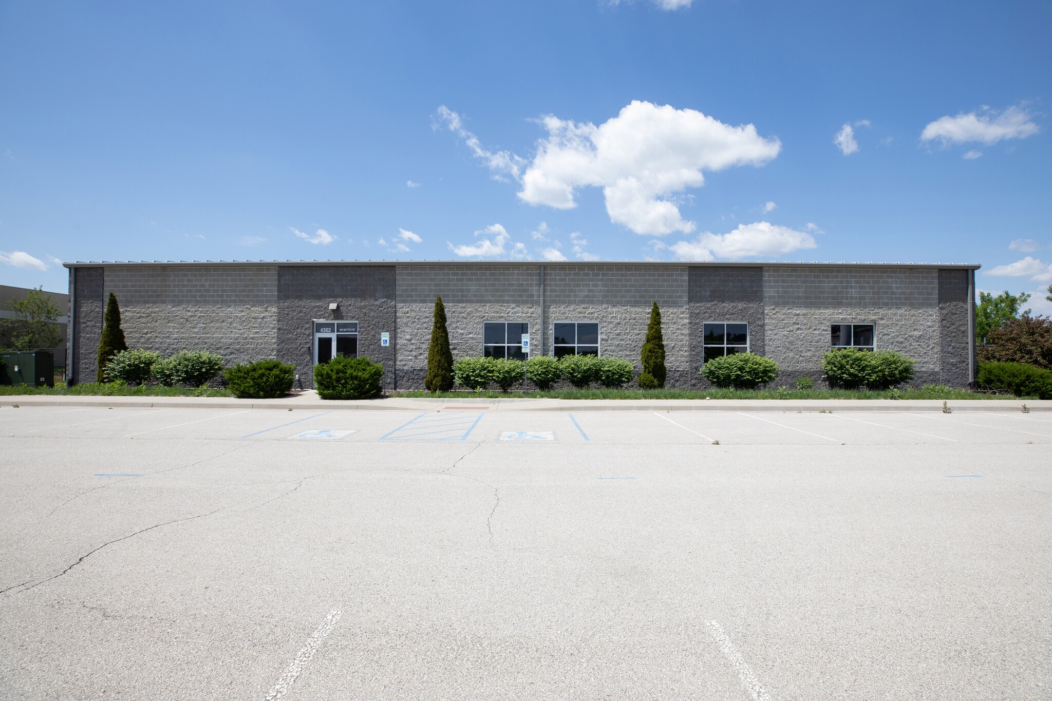 4302 NW Mattox Rd, Riverside, MO for sale Interior Photo- Image 1 of 9