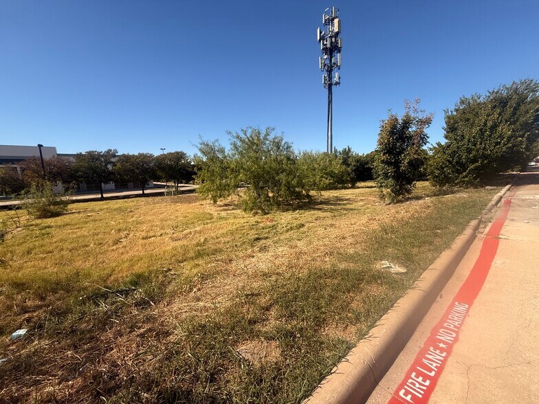 3550 Regent Blvd, Irving, TX à vendre - Photo du bâtiment - Image 3 de 9