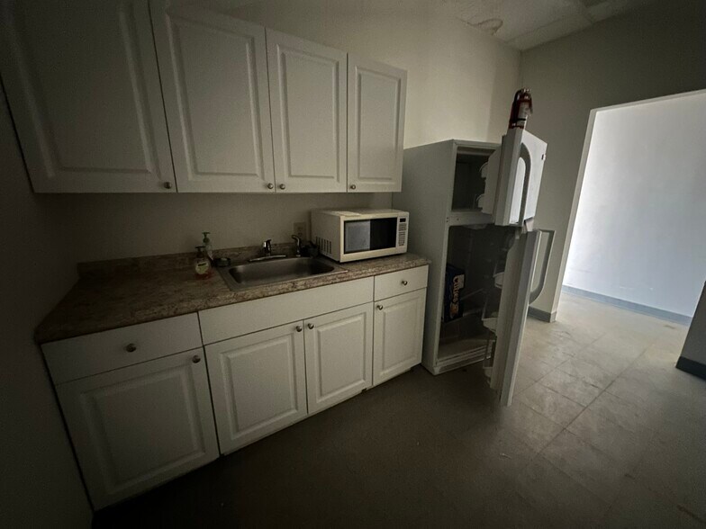 105 N Falkenburg Rd, Tampa, FL à louer - Photo du bâtiment - Image 2 de 6