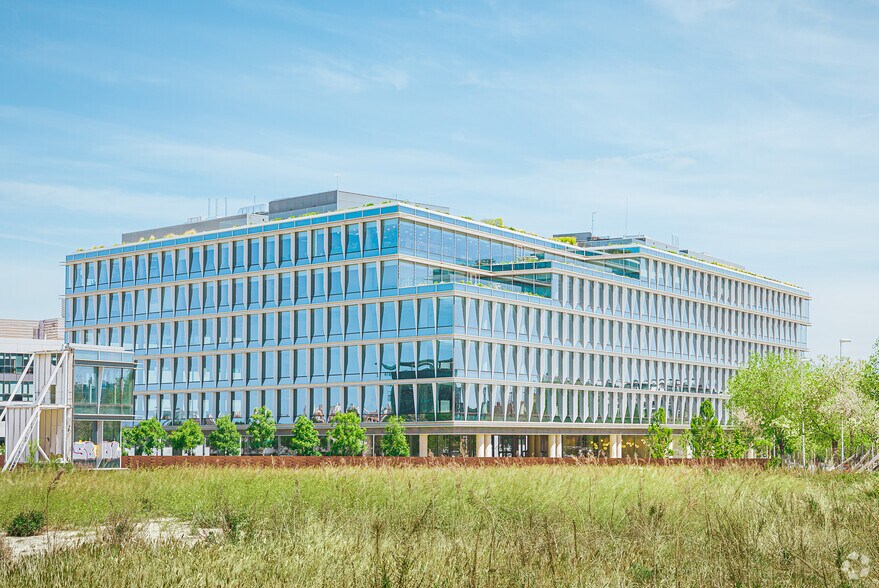 Calle Puerto de Somport, 21 -23, Madrid, Madrid à louer - Photo du bâtiment - Image 2 de 8