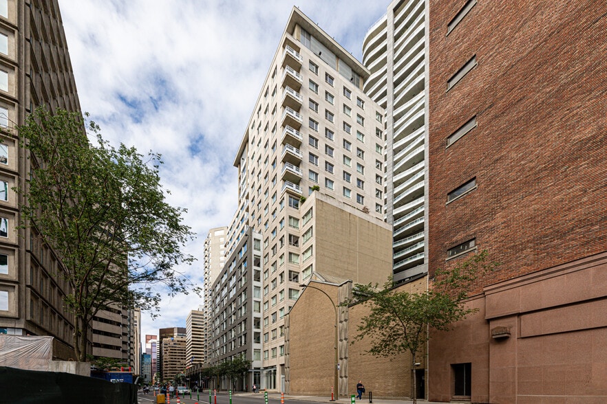 439-447 Av du Président-Kennedy, Montréal, QC à vendre - Photo du bâtiment - Image 2 de 12