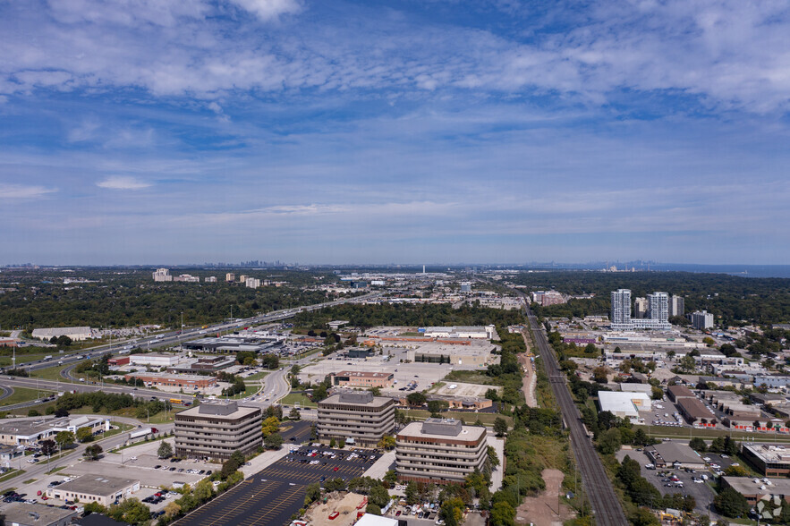 690 Dorval Dr, Oakville, ON à louer - A rien - Image 3 de 4