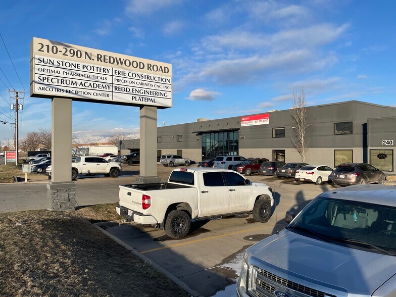 210-290 N Redwood Rd, North Salt Lake, UT à louer - Photo du bâtiment - Image 2 de 5