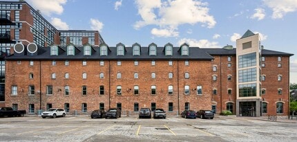 468-496 Queen St E, Toronto, ON à louer Photo du bâtiment- Image 2 de 3