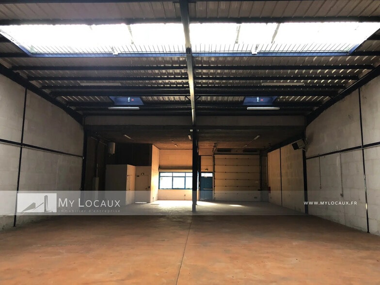 Flex in Villepinte for lease - Interior Photo - Image 2 of 5