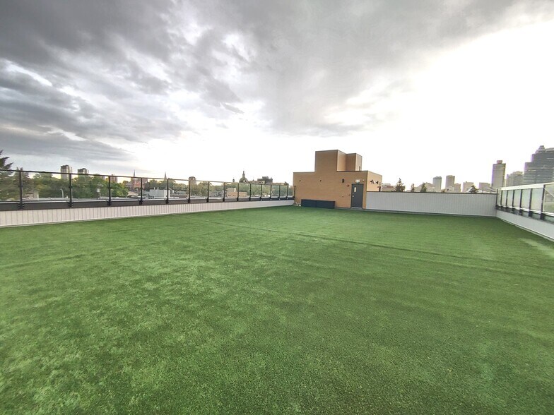 10882 98 St NW, Edmonton, AB à vendre - Photo du bâtiment - Image 2 de 8