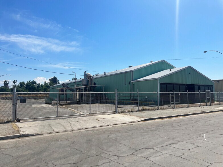 327 Daniels Ln, Bakersfield, CA à vendre - Photo du bâtiment - Image 2 de 4