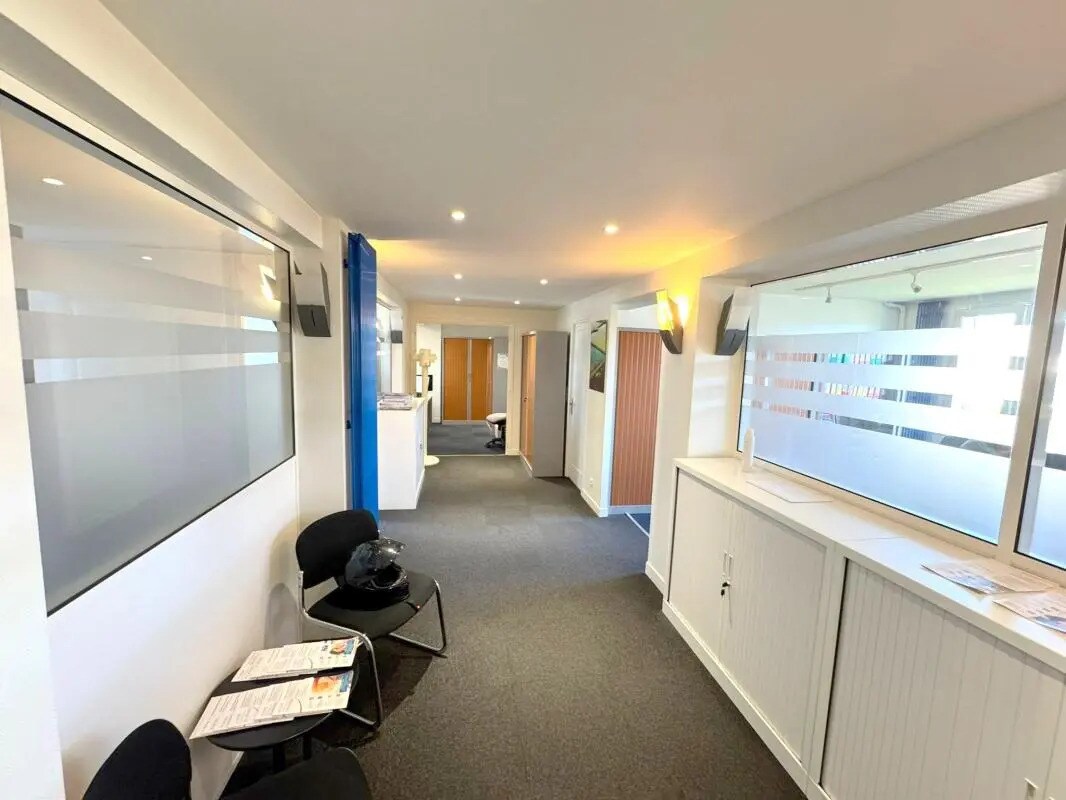 Office in Versailles for lease Interior Photo- Image 1 of 9