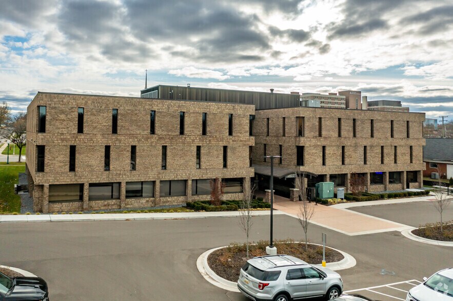 1000 W University Dr, Rochester, MI à louer - Photo du bâtiment - Image 3 de 10