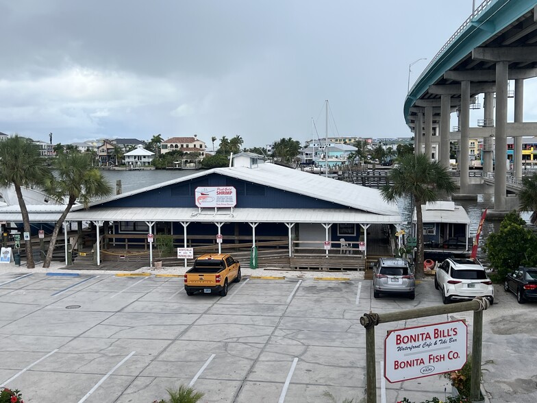 700 Fishermans Wharf, Fort Myers Beach, FL à vendre - Photo principale - Image 1 de 1