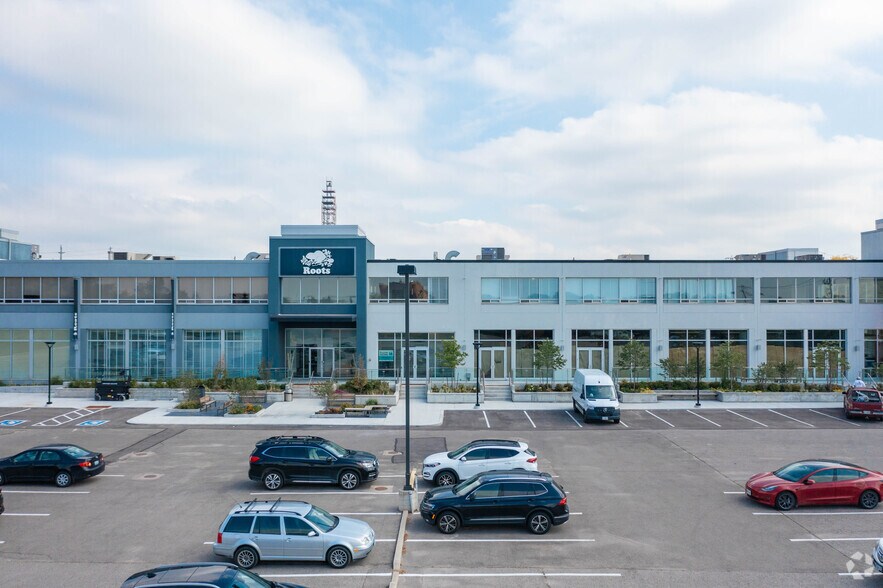 1390-1400 Castlefield Ave, Toronto, ON à louer - Photo du bâtiment - Image 3 de 7