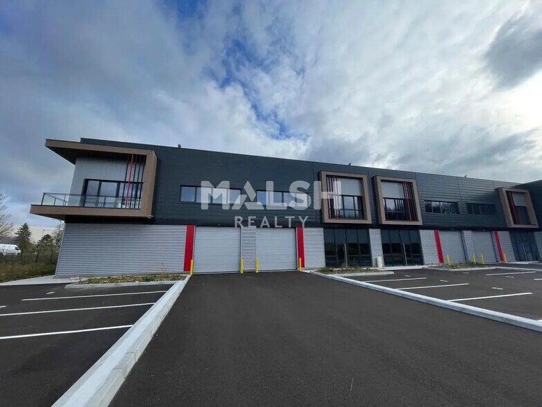 Flex dans Saint-Laurent-de-Mure à louer - Photo du bâtiment - Image 3 de 6