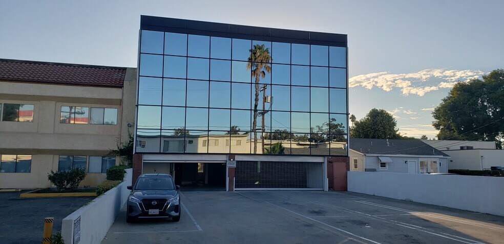 7033 Owensmouth Ave, Canoga Park, CA à louer - Photo du bâtiment - Image 2 de 8