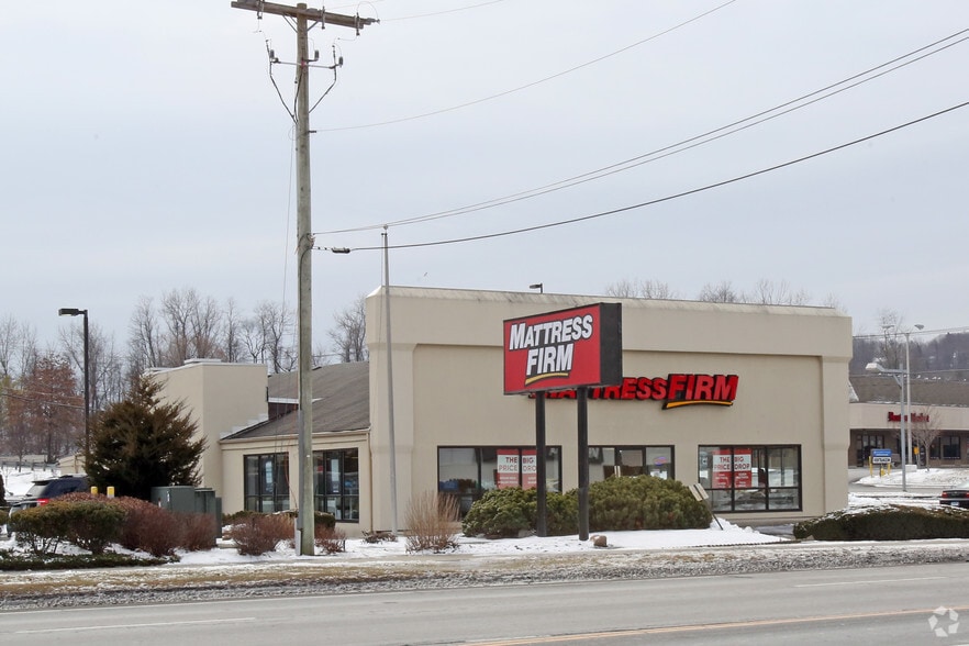 67 Newtown Rd, Danbury, CT for lease - Primary Photo - Image 2 of 4