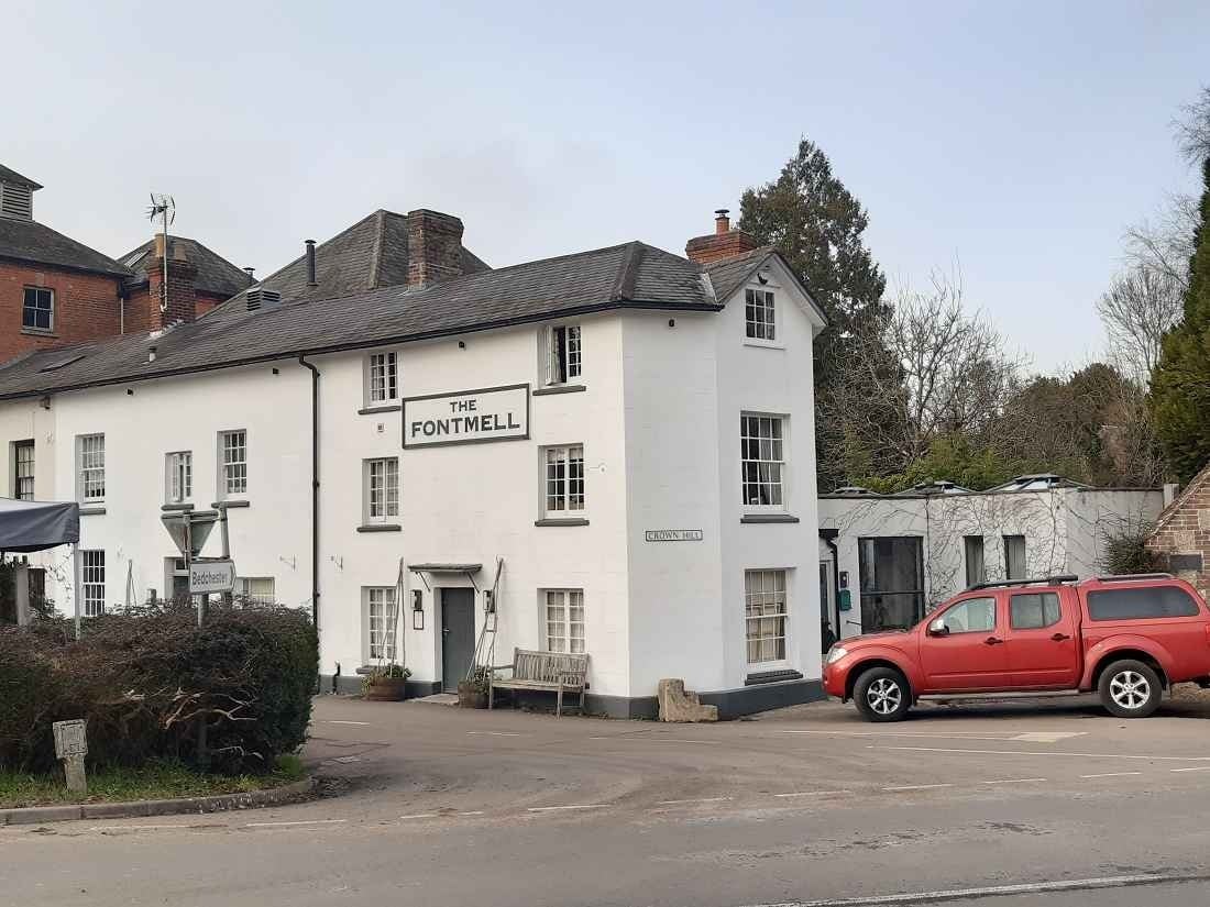 Crown Hill, Fontmell Magna for sale Primary Photo- Image 1 of 2