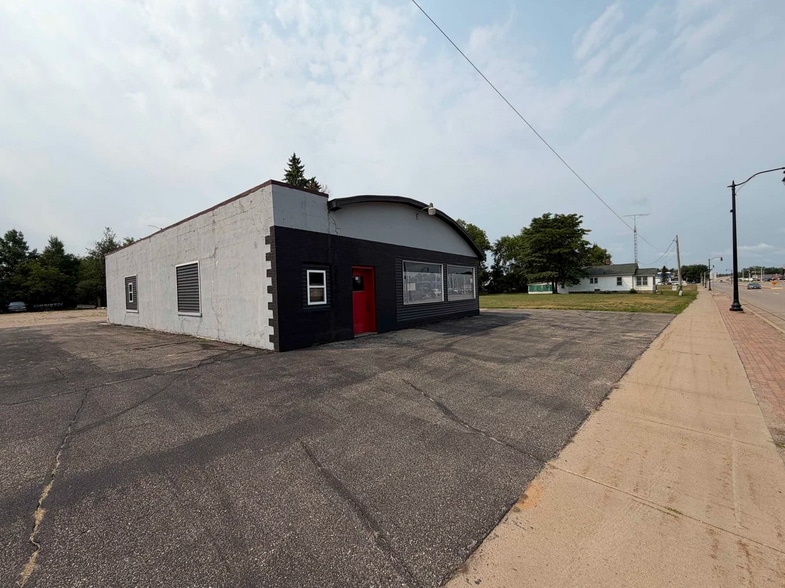 2231 W Grand Ave, Wisconsin Rapids, WI for sale - Building Photo - Image 2 of 12