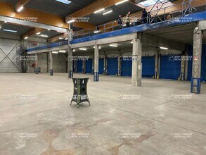 Flex in Saint-Thibault-des-Vignes for lease Interior Photo- Image 1 of 8