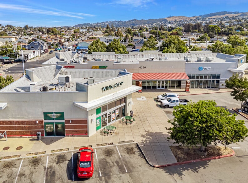 Retail Buildings For Sale portfolio of 2 properties for sale on LoopNet.ca - Building Photo - Image 3 of 19