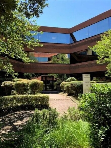 Office in Blagnac for lease - Building Photo - Image 2 of 18