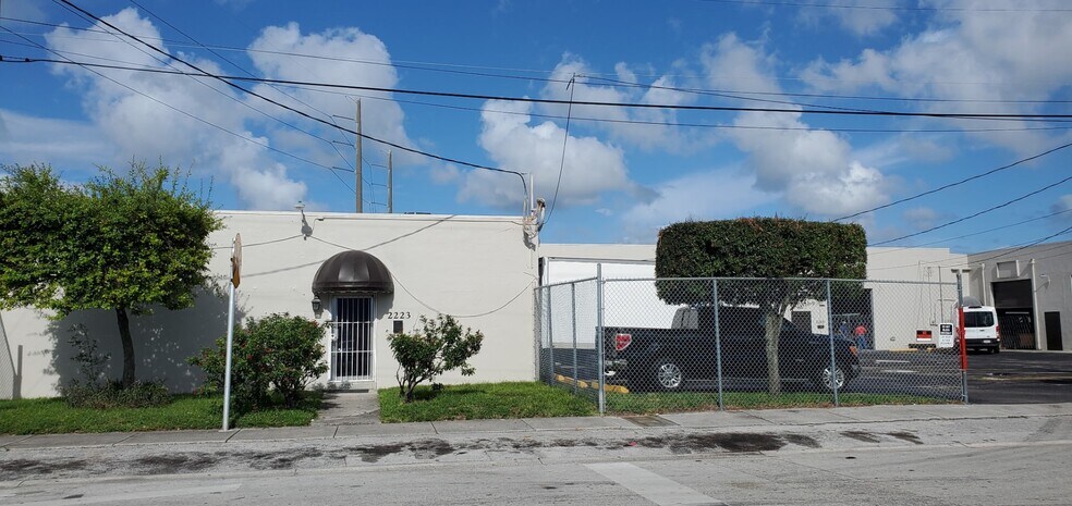 2223 NW 26th Ave, Miami, FL à louer - Photo du bâtiment - Image 1 de 7