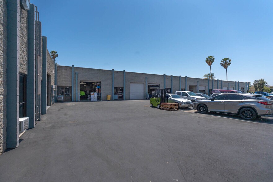 2280 Shasta Way, Simi Valley, CA à louer - Photo du bâtiment - Image 3 de 10