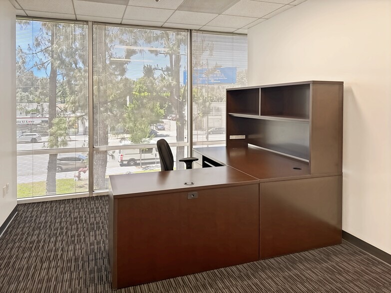 21031 Ventura Blvd, Woodland Hills, CA for lease - Building Photo - Image 3 of 6
