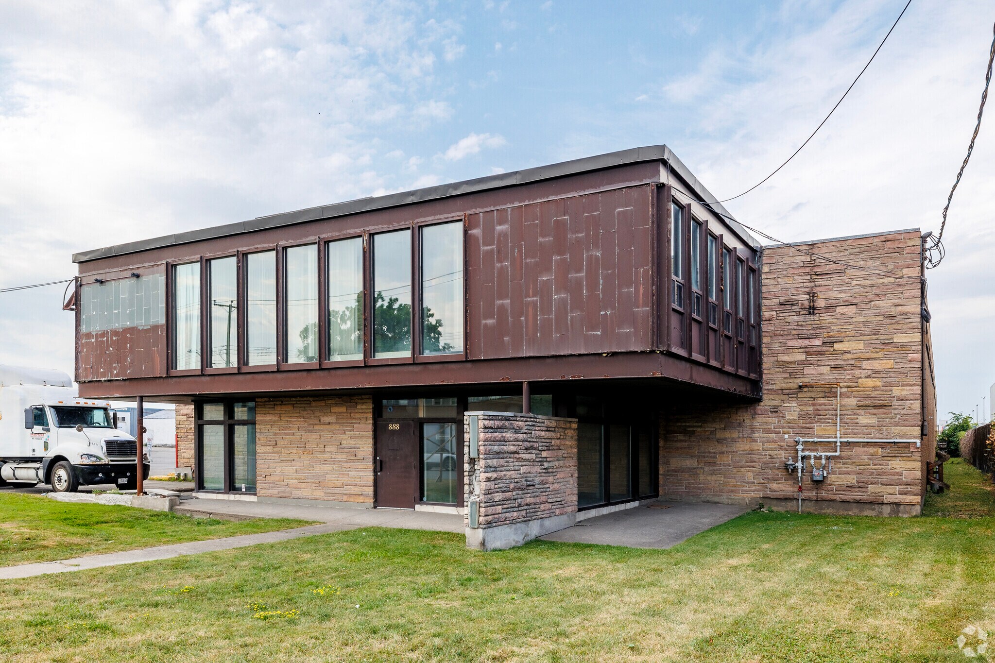 888 Montée De Liesse, Saint-Laurent, QC for sale Primary Photo- Image 1 of 5