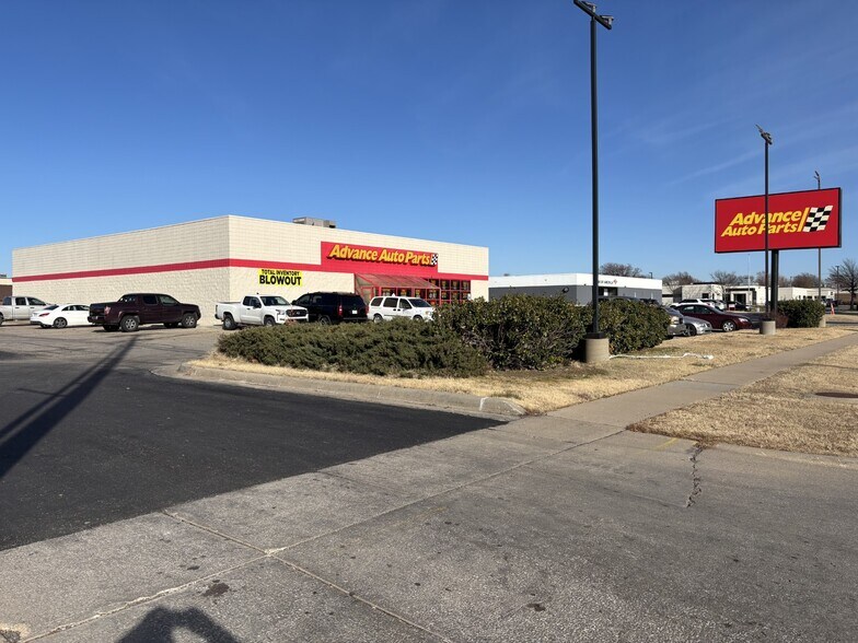 8310 W Central Ave, Wichita, KS à louer - Photo du bâtiment - Image 2 de 4