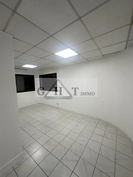 Office in Ris-Orangis for lease - Interior Photo - Image 2 of 11