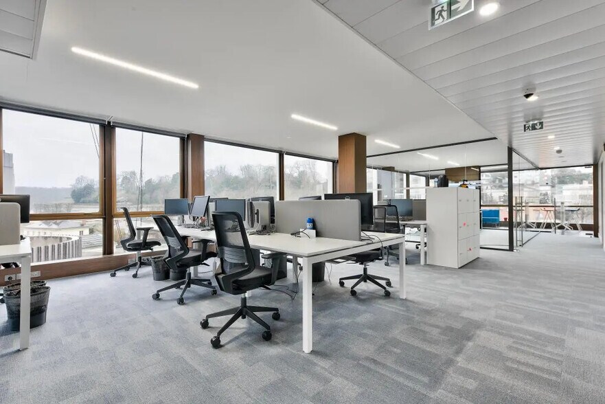 Office in Saint-Cloud for lease - Building Photo - Image 2 of 8