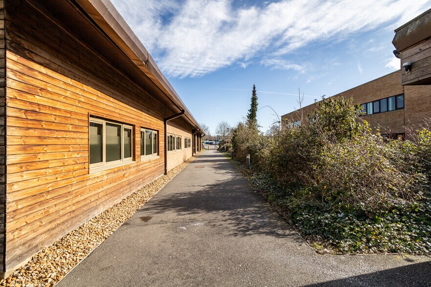 Manton Ln, Bedford à vendre - Photo du bâtiment - Image 3 de 7
