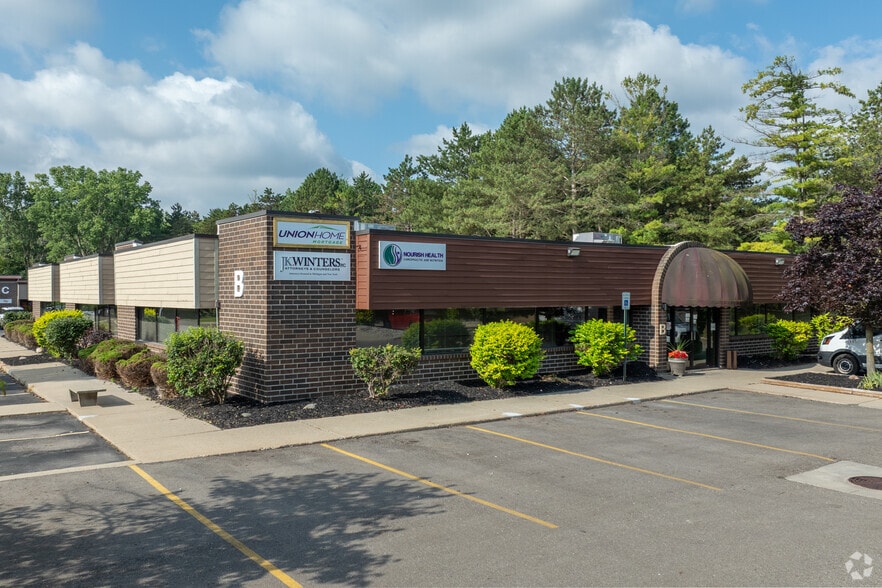 411 W Lake Lansing Rd, East Lansing, MI à louer - Photo du bâtiment - Image 3 de 7