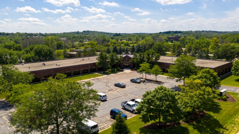 17975 W Sarah Ln, Brookfield, WI for lease - Building Photo - Image 1 of 9