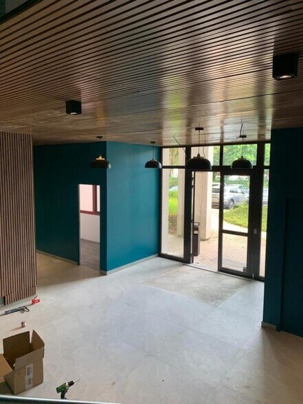 1 Rue De Terre Neuve, Les Ulis for lease - Interior Photo - Image 2 of 7