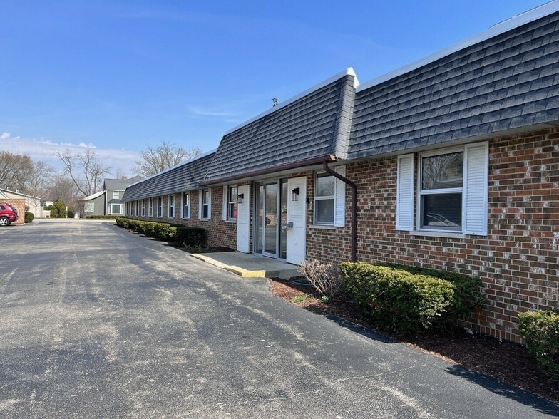 416 E Roosevelt Rd, Wheaton, IL for lease - Building Photo - Image 3 of 8