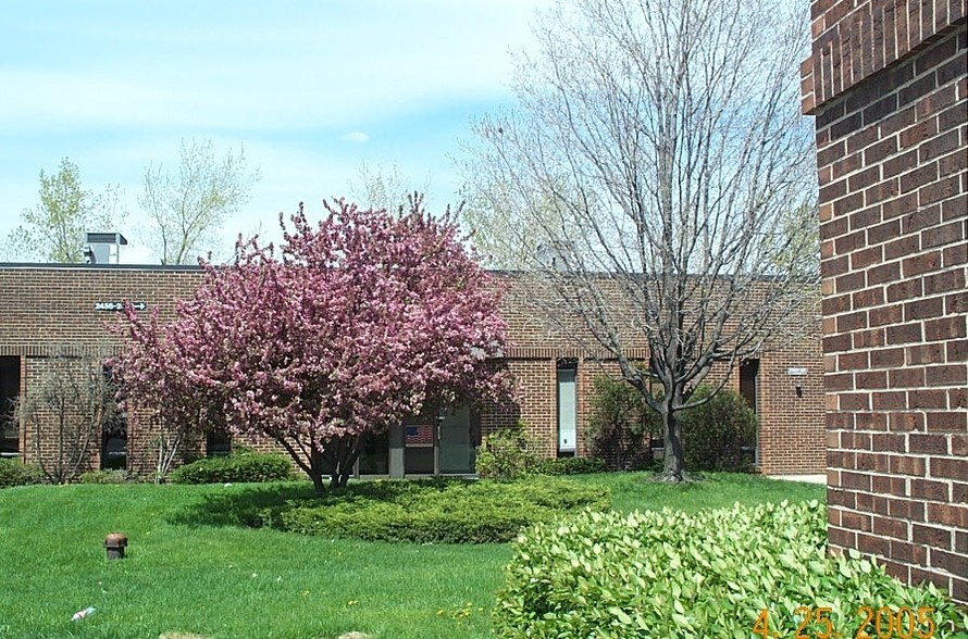 2448-2490 E Oakton St, Arlington Heights, IL à louer - Photo du bâtiment - Image 2 de 6
