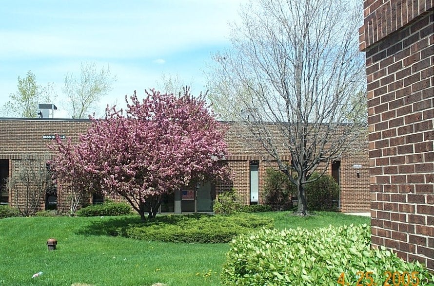 2448-2490 E Oakton St, Arlington Heights, IL à louer - Photo du bâtiment - Image 2 de 6