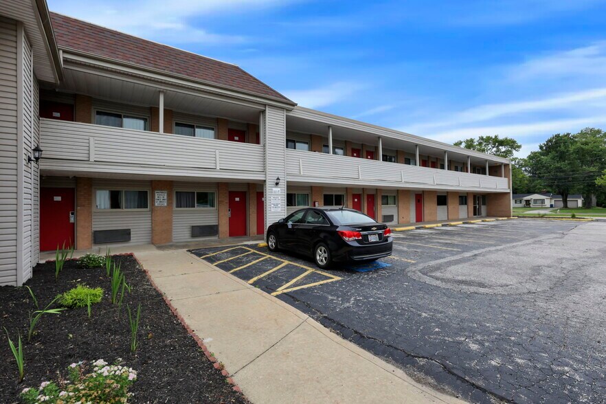 22115 Brookpark Rd, Cleveland, OH à vendre - Photo du bâtiment - Image 3 de 53