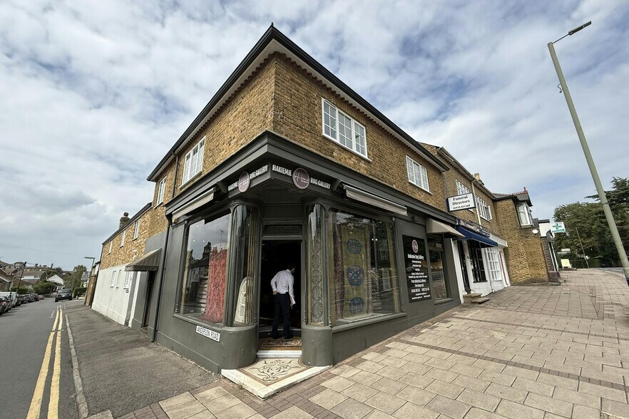 130 Oatlands Dr, Weybridge à vendre - Photo intérieure - Image 2 de 6